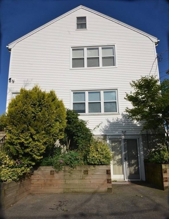 Peabody, MA 01960,61 Tracey St #1