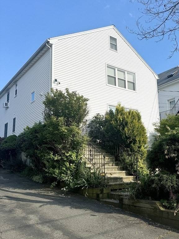 Peabody, MA 01960,61 Tracey St #1