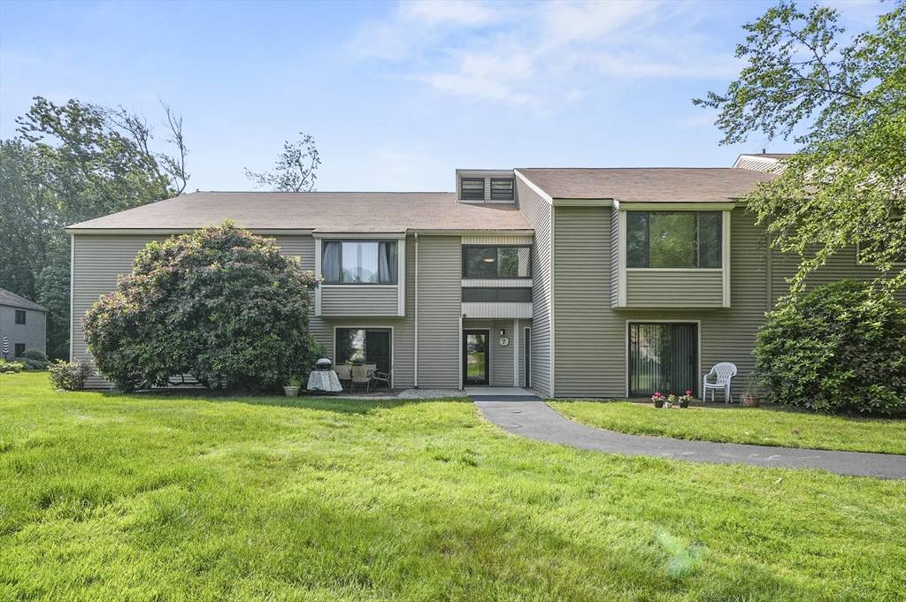 Oxford, MA 01537,7 Thayer Pond Dr #11