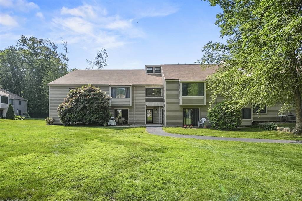 Oxford, MA 01537,7 Thayer Pond Dr #11