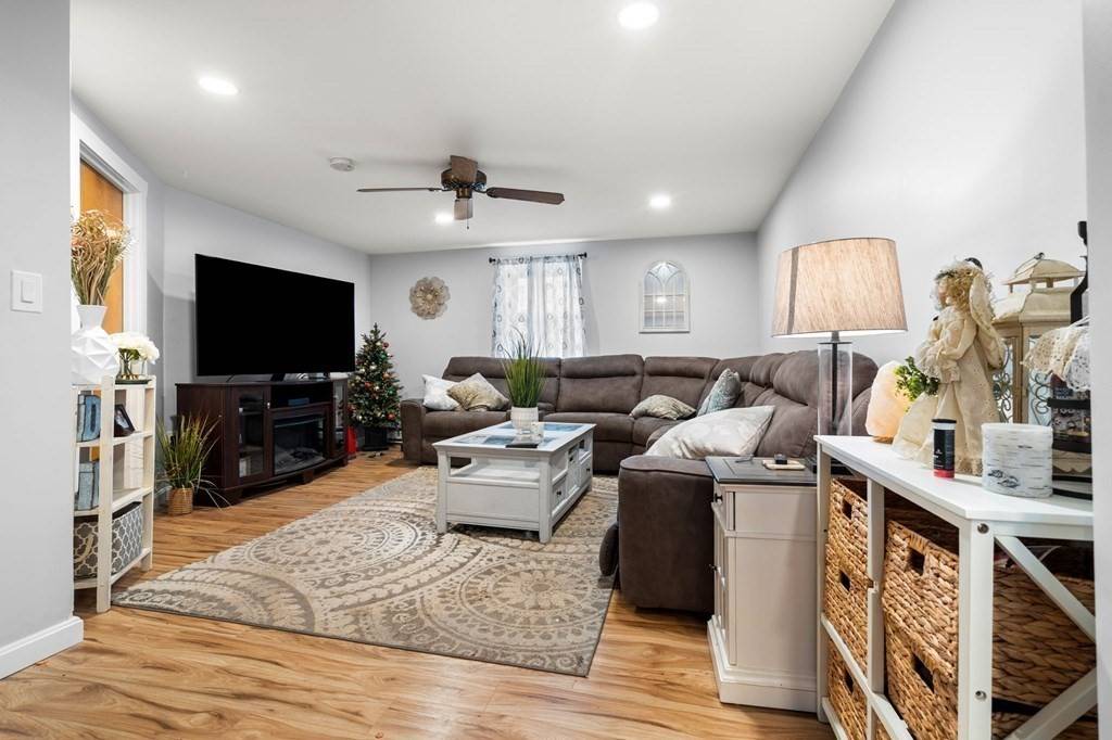 Amesbury, MA 01913,129 Friend St