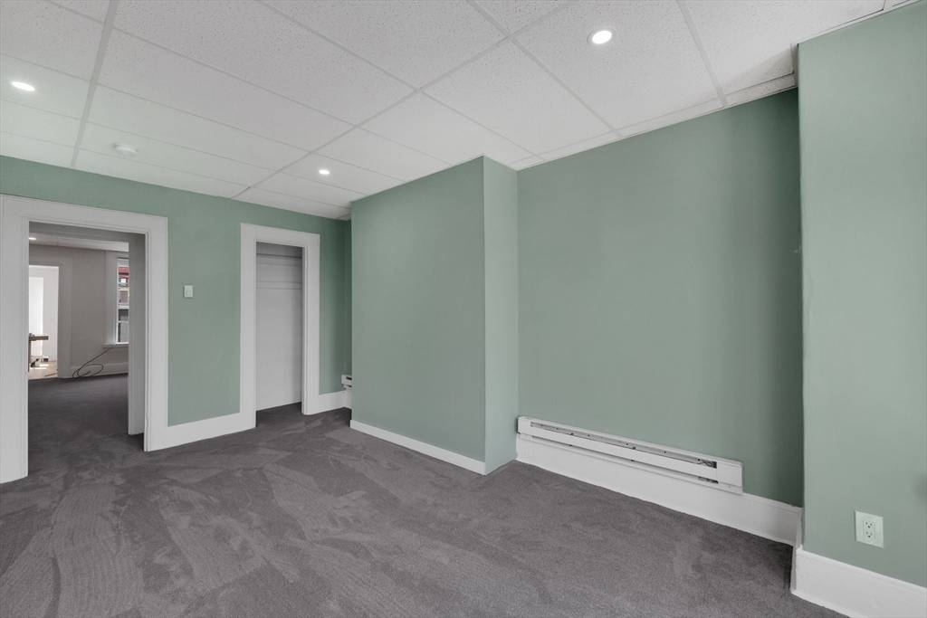 Holyoke, MA 01040,284 Maple St