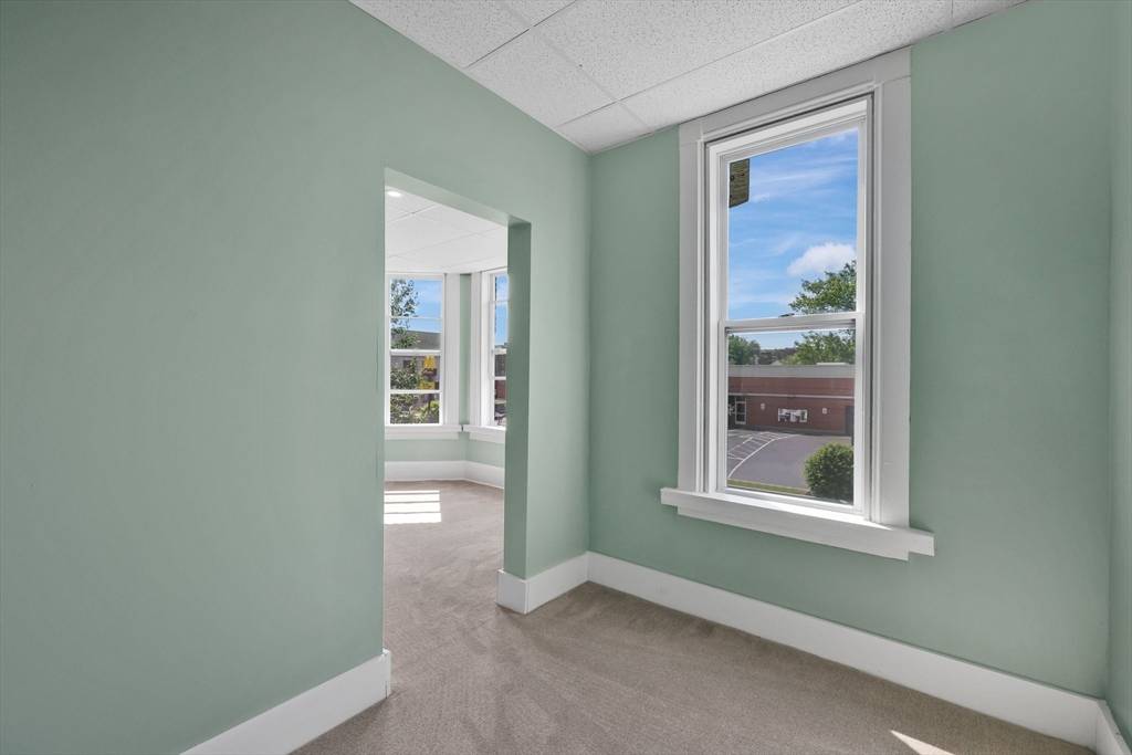 Holyoke, MA 01040,284 Maple St
