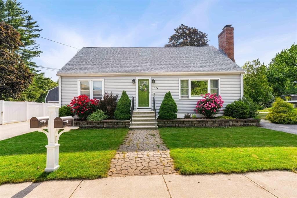 Salisbury, MA 01952,19 Maple St