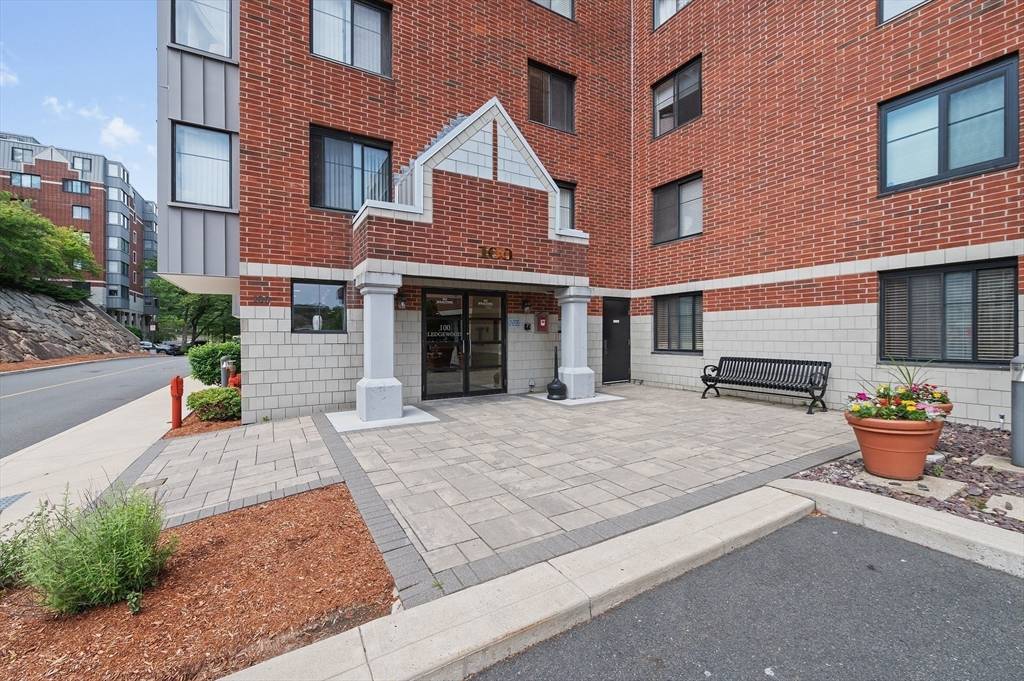 Stoneham, MA 02180,100 Ledgewood Dr #519