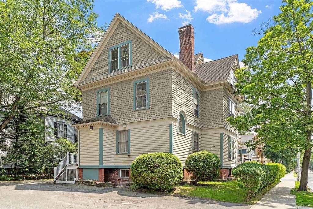 Worcester, MA 01609,52 Cedar St