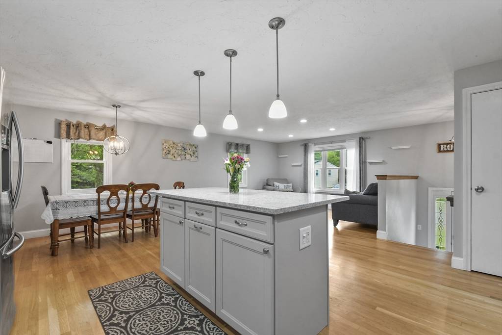 Rockland, MA 02370,74 S Douglas St