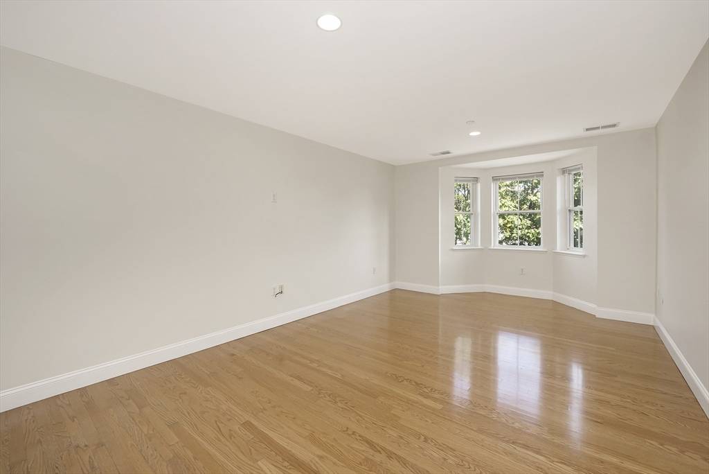 Everett, MA 02149,120 Wyllis Ave #216