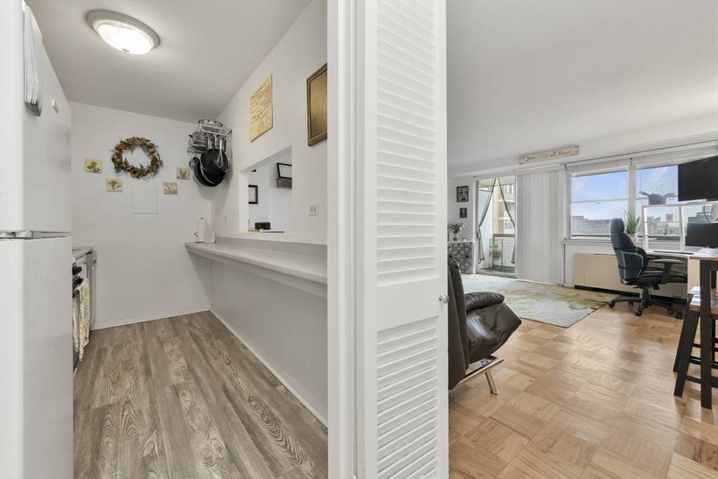 Boston, MA 02114,6 Whittier Pl #8P