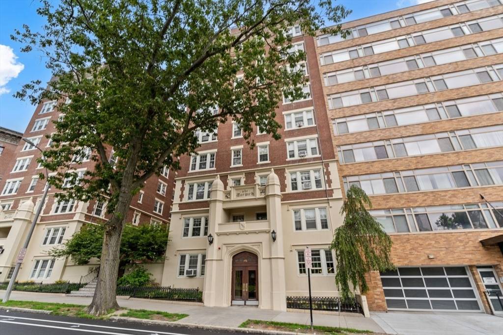 Brookline, MA 02446,1450 Beacon St #201