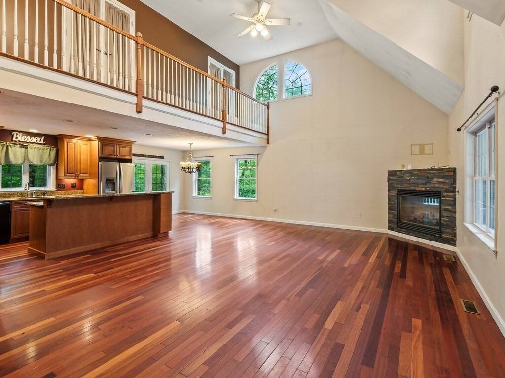 Charlton, MA 01507,366 Stafford St