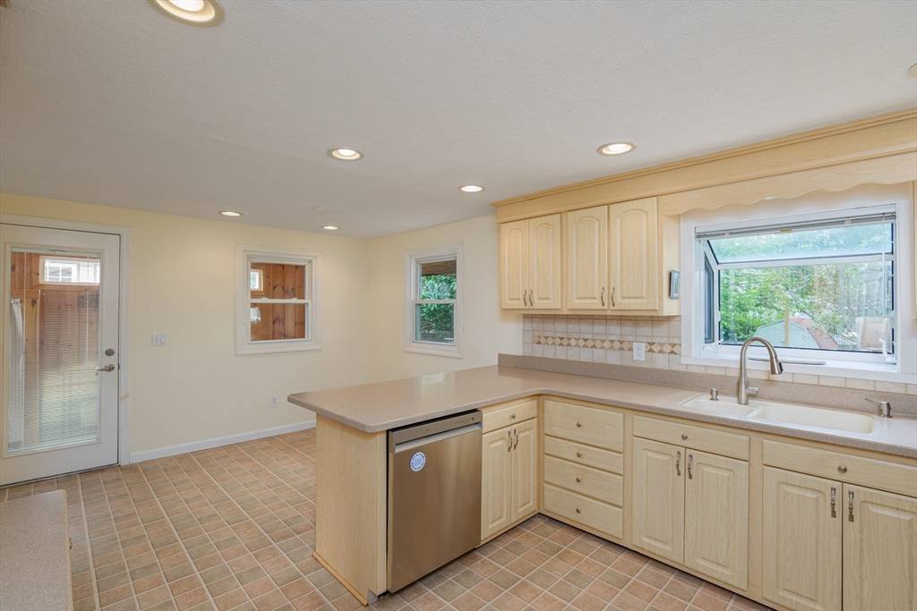 Haverhill, MA 01830,48 Rosemont St #48