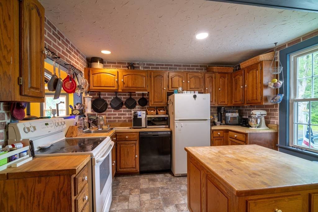 Amherst, MA 01002,53 Henry St