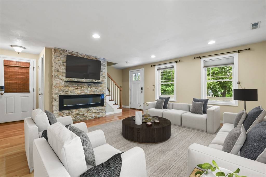 Attleboro, MA 02703,7 View St
