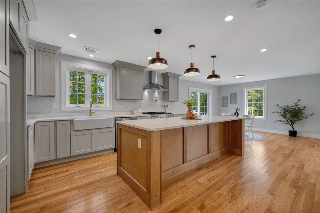 16 Indian Grass Cir Tiverton, RI 02878