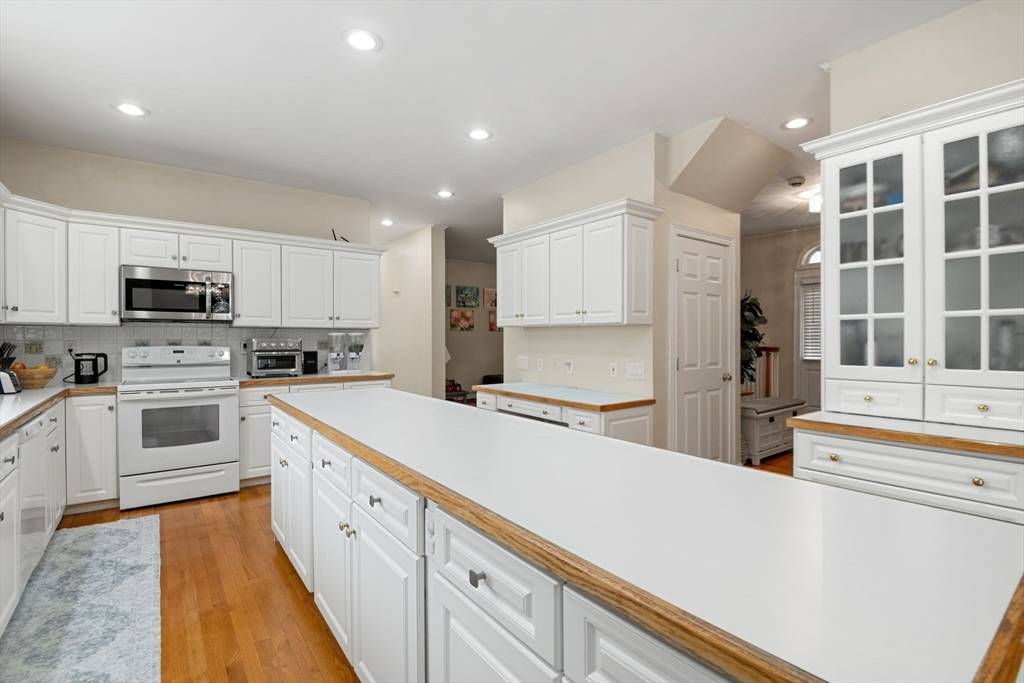 Peabody, MA 01960,1 Angel Way