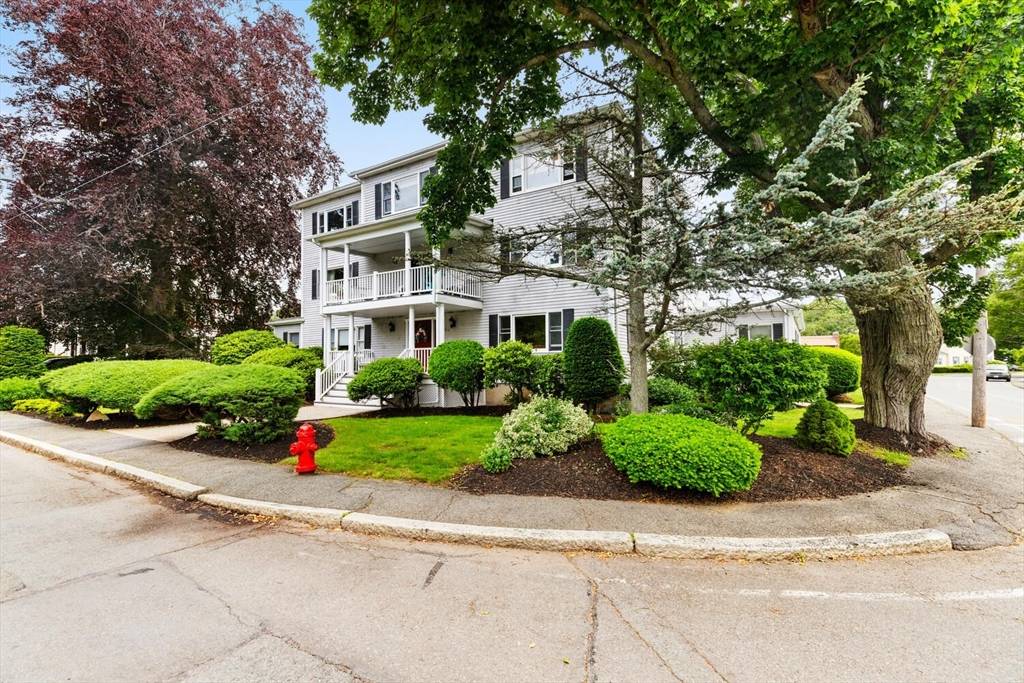 Nahant, MA 01908,162 Willow Rd #11