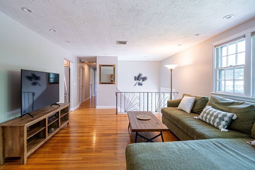 Framingham, MA 01701,32 Eaton Road W