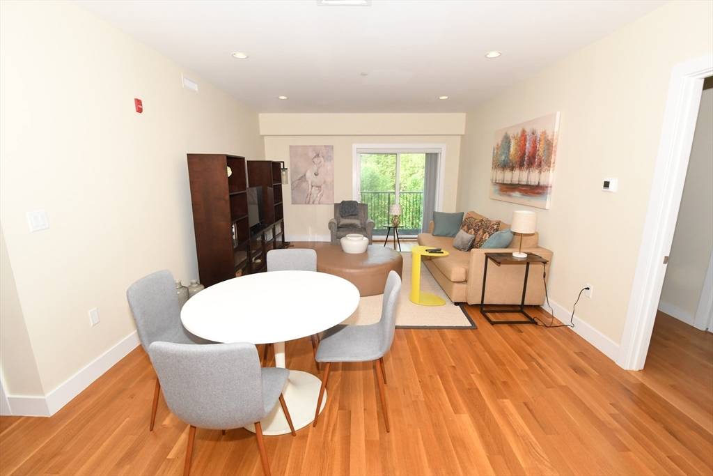 Brookline, MA 02467,321 Hammond Pond Pkwy #302