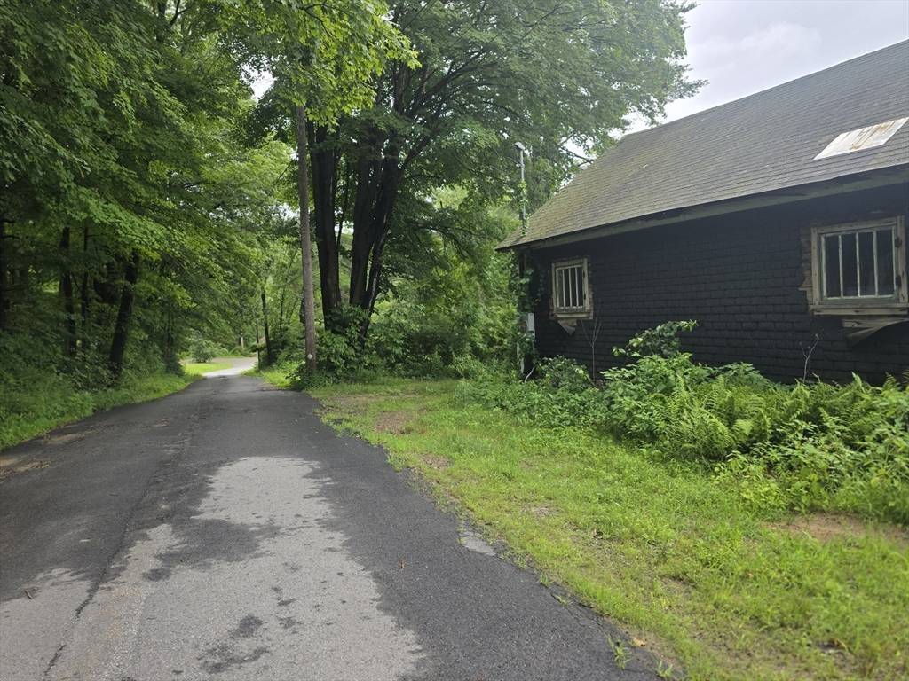 Charlton, MA 01507,9 Piehl Dr