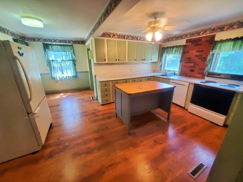 Halifax, MA 02338,592 Plymouth St #1