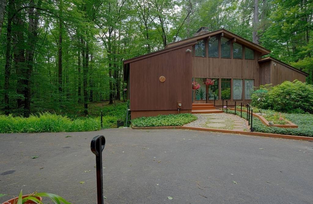 Amherst, MA 01002,17 Juniper Lane