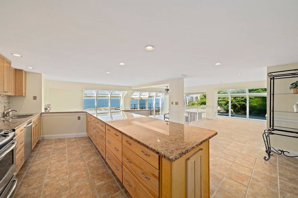 Hull, MA 02045,25 Oceanside Drive #25