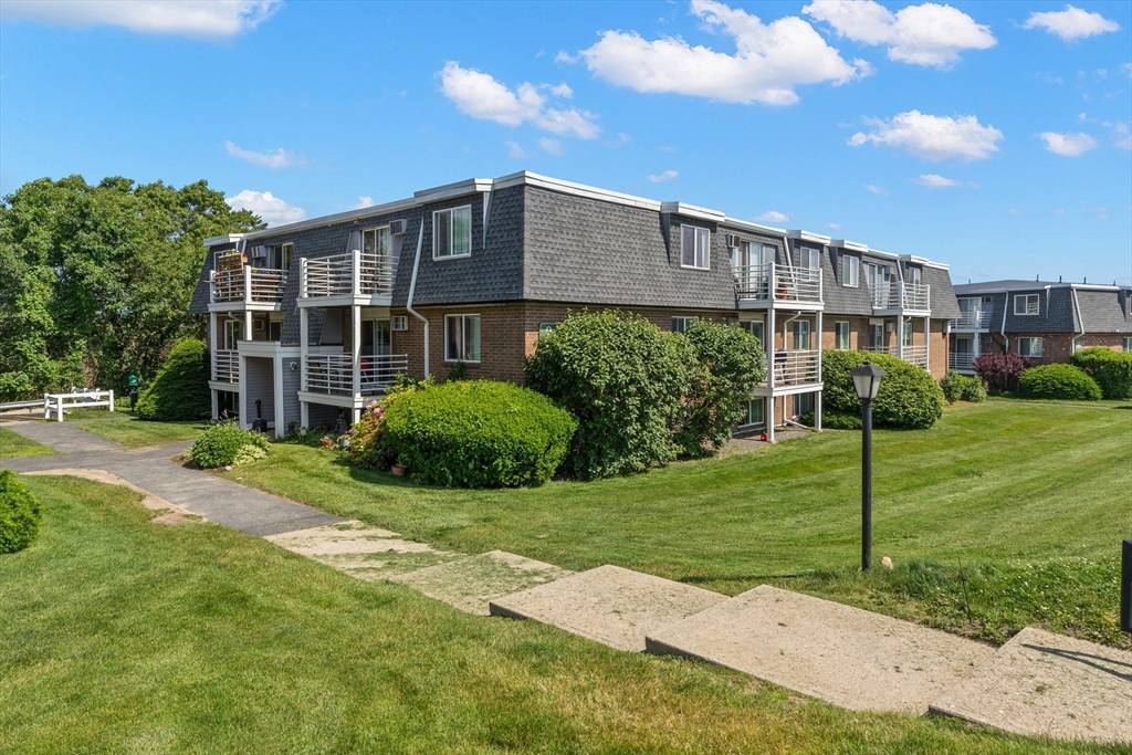 Gloucester, MA 01930,145 Essex Ave #309