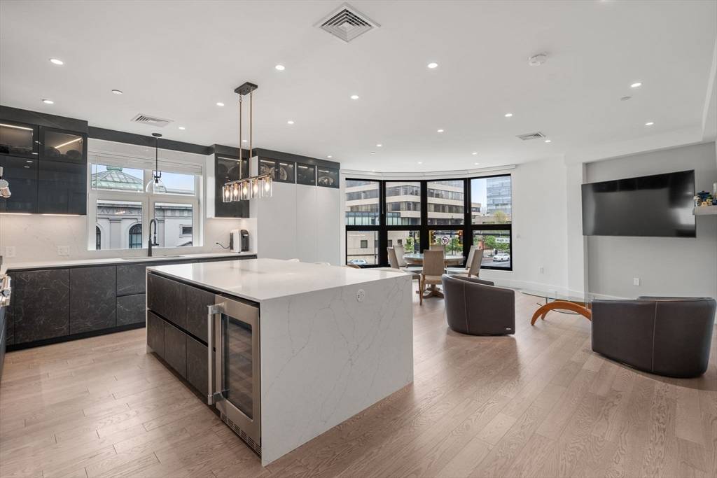 Brookline, MA 02445,69 Walnut #4/5