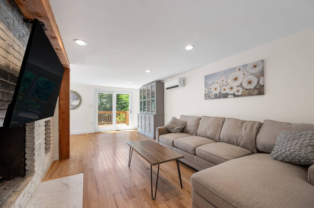 19 Meserve St Hopkinton, MA 01748
