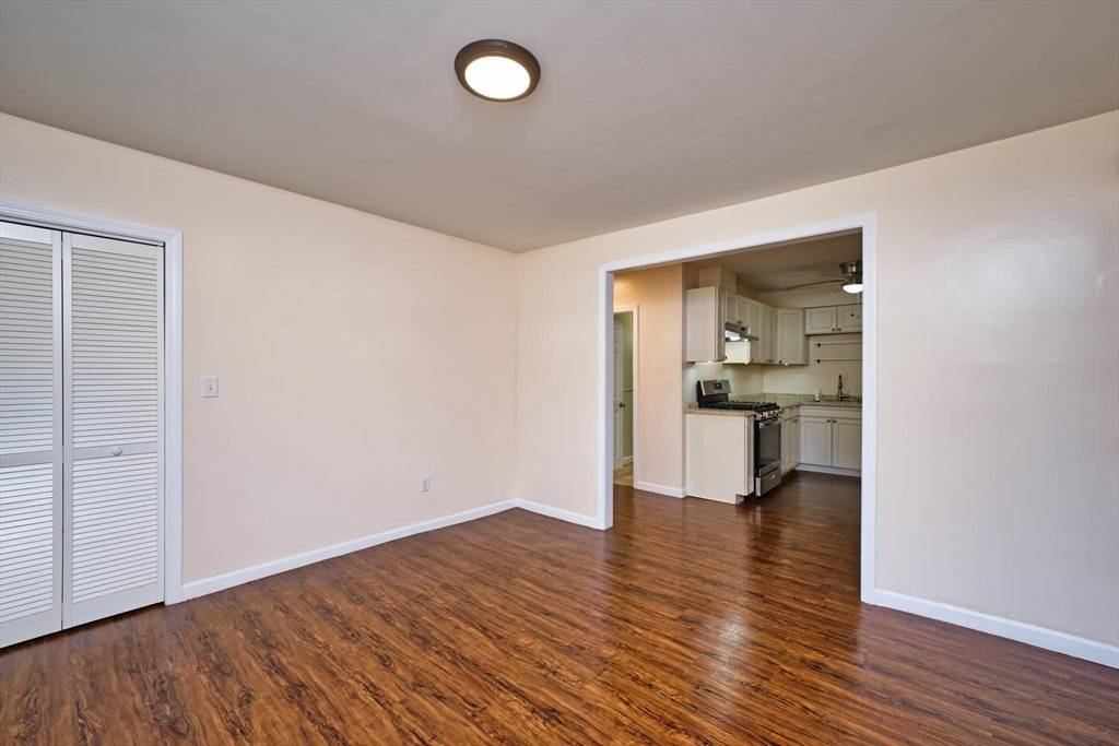 Fall River, MA 02720,3652 North Main St #4