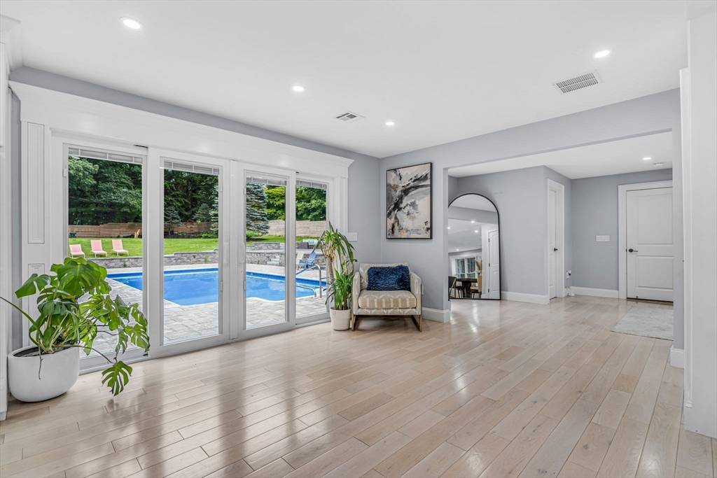 Hopkinton, MA 01748,34 Cedar St