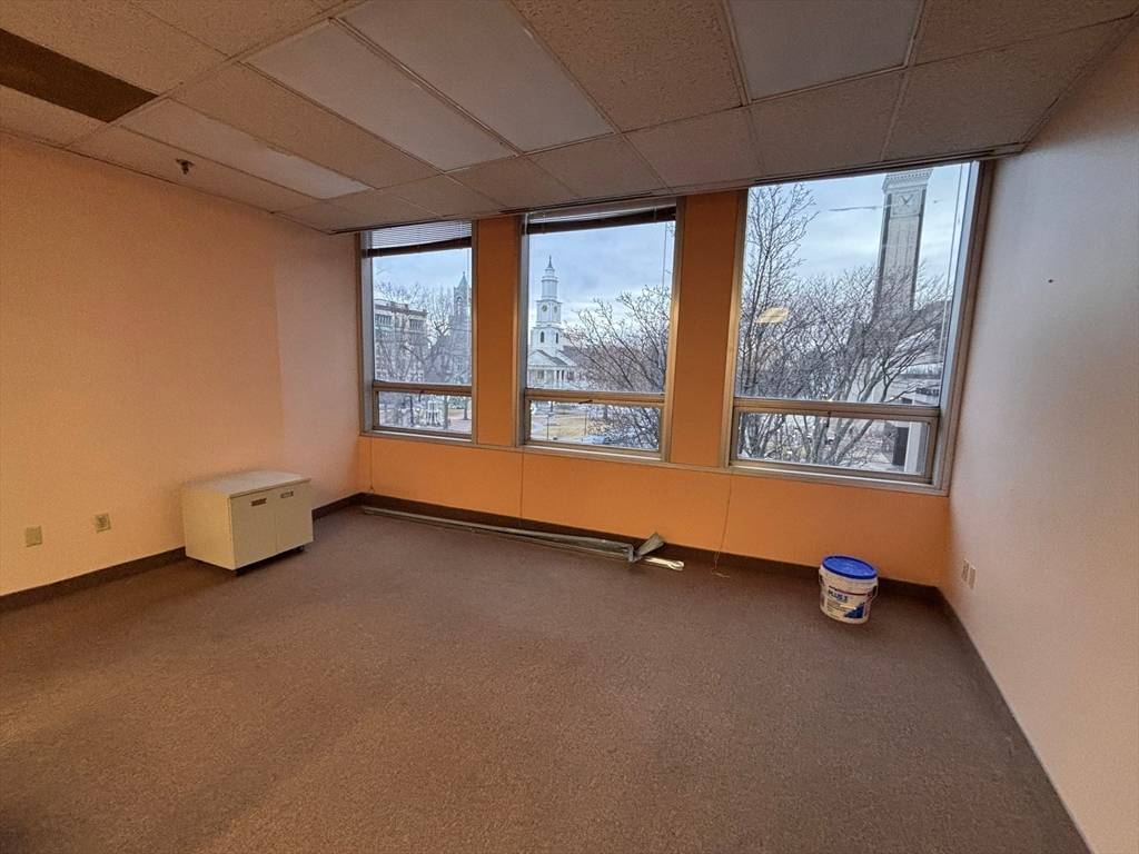 Springfield, MA 01103,1319-1323 Main St #320