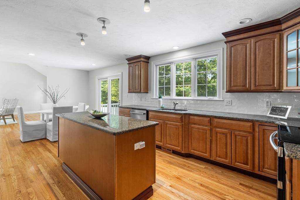 Medway, MA 02053,7 Tulip Way
