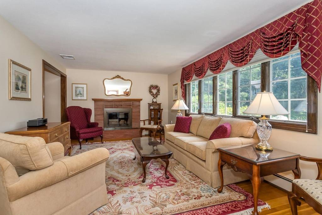 Foxboro, MA 02035,8 Walnut Street