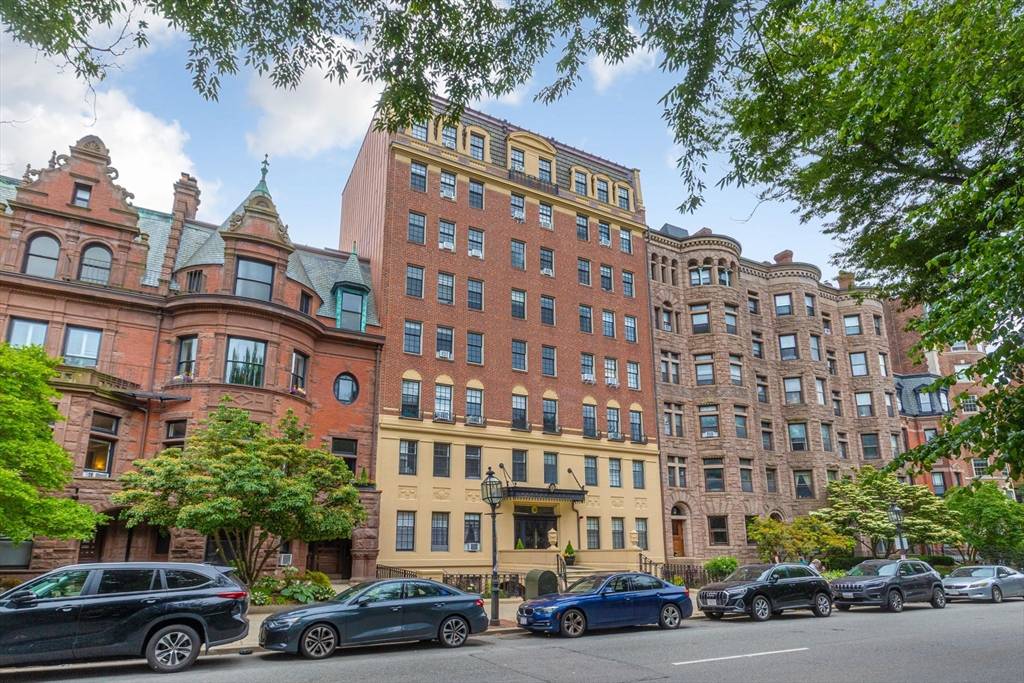 Boston, MA 02116,180 Commonwealth Ave #15