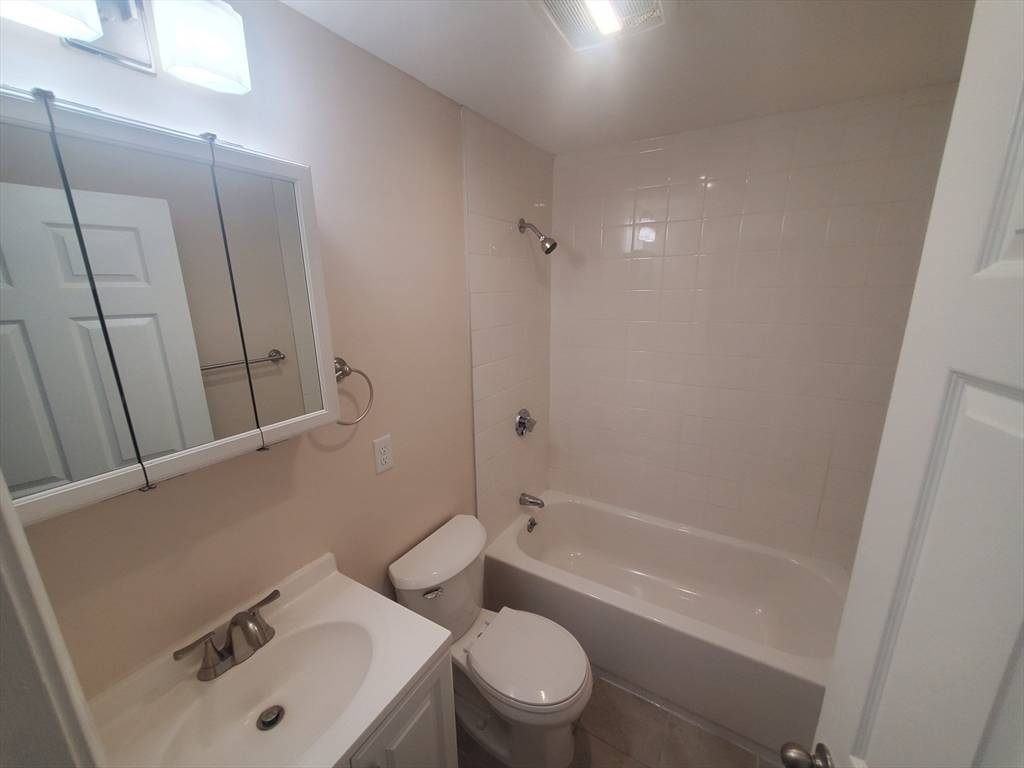 Holbrook, MA 02343,174 Pine Street #27