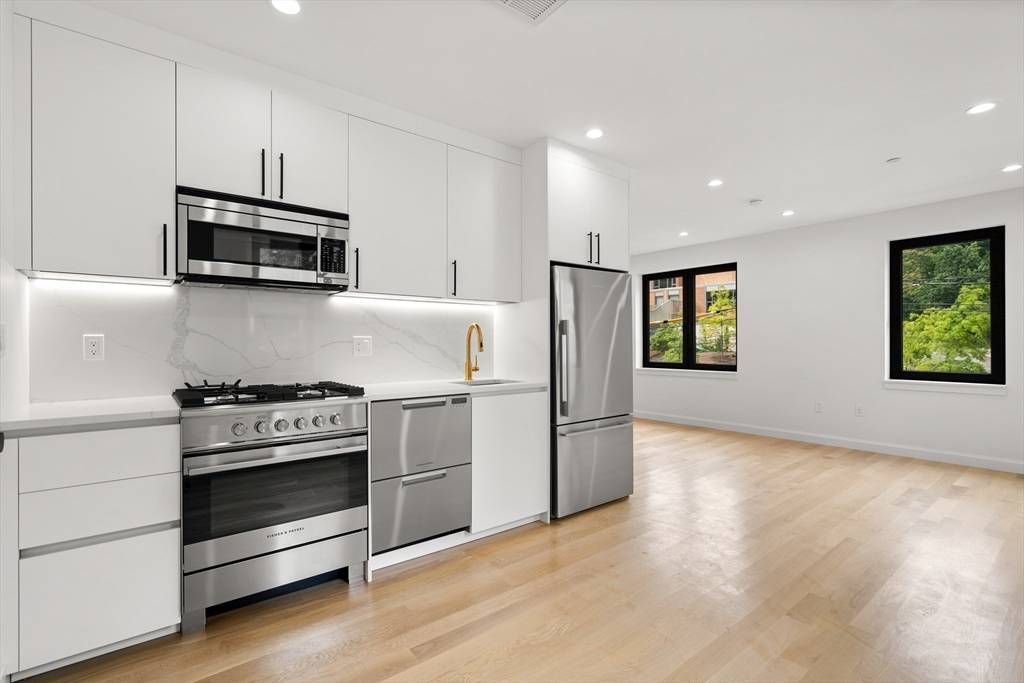 Brookline, MA 02446,1618 Beacon St #3