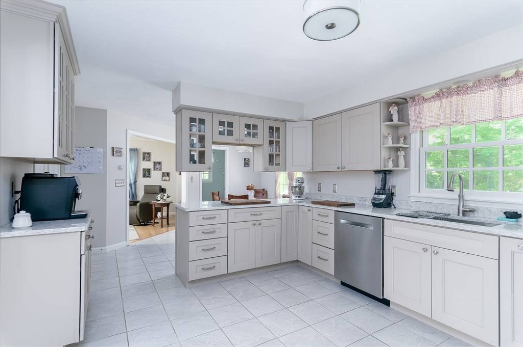 Rutland, MA 01543,2 Simon Davis Dr