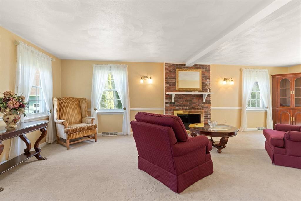 Chelmsford, MA 01824,10 Prancing Rd