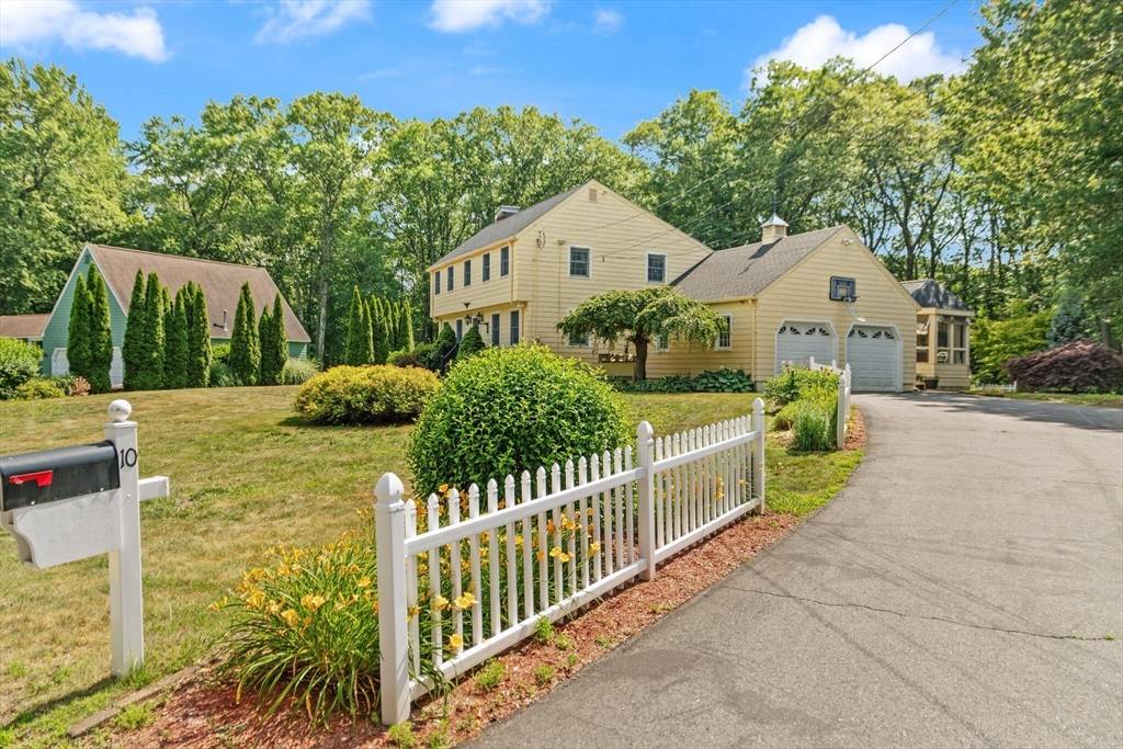 Chelmsford, MA 01824,10 Prancing Rd