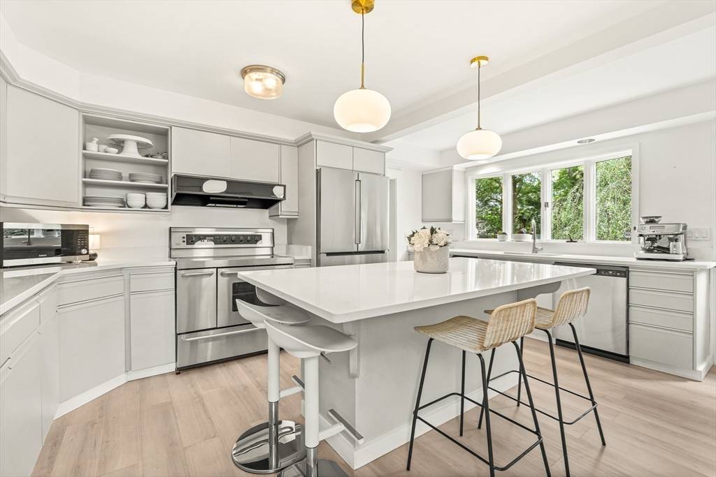 Weston, MA 02493,142 Wellesley Street
