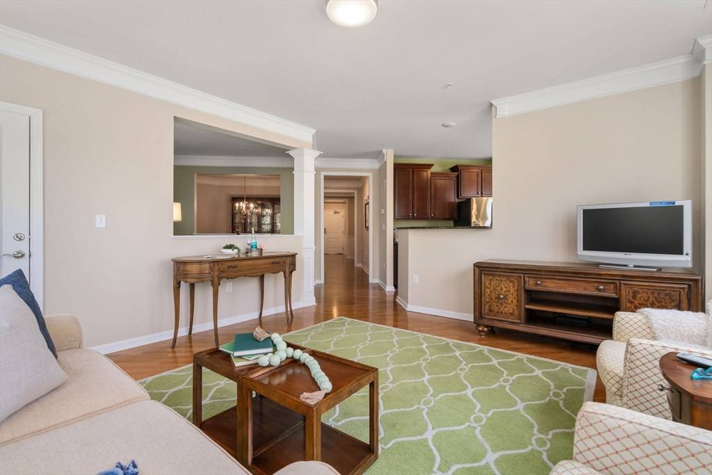 Natick, MA 01760,11 Morgan Dr #305