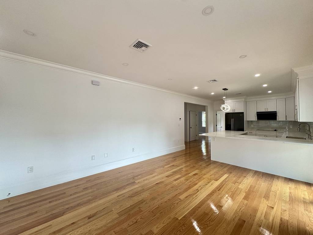 Quincy, MA 02170,295 Billings Rd #1