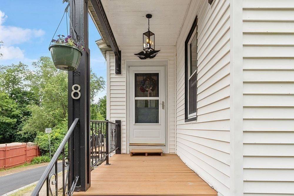 Templeton, MA 01436,8 Holman Street