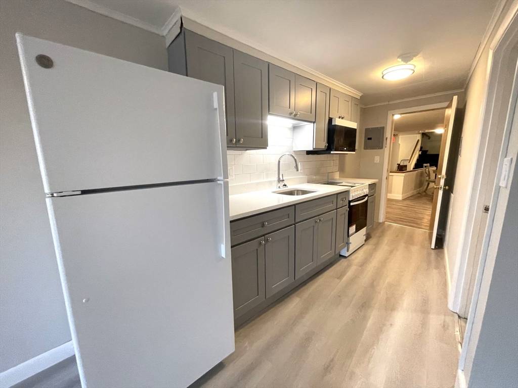 Gloucester, MA 01930,31 Western Ave #5