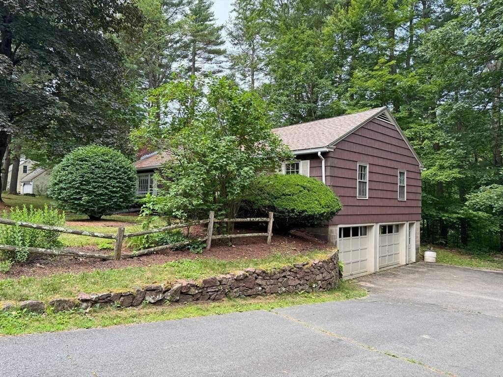 Greenfield, MA 01301,56 Country Club Rd
