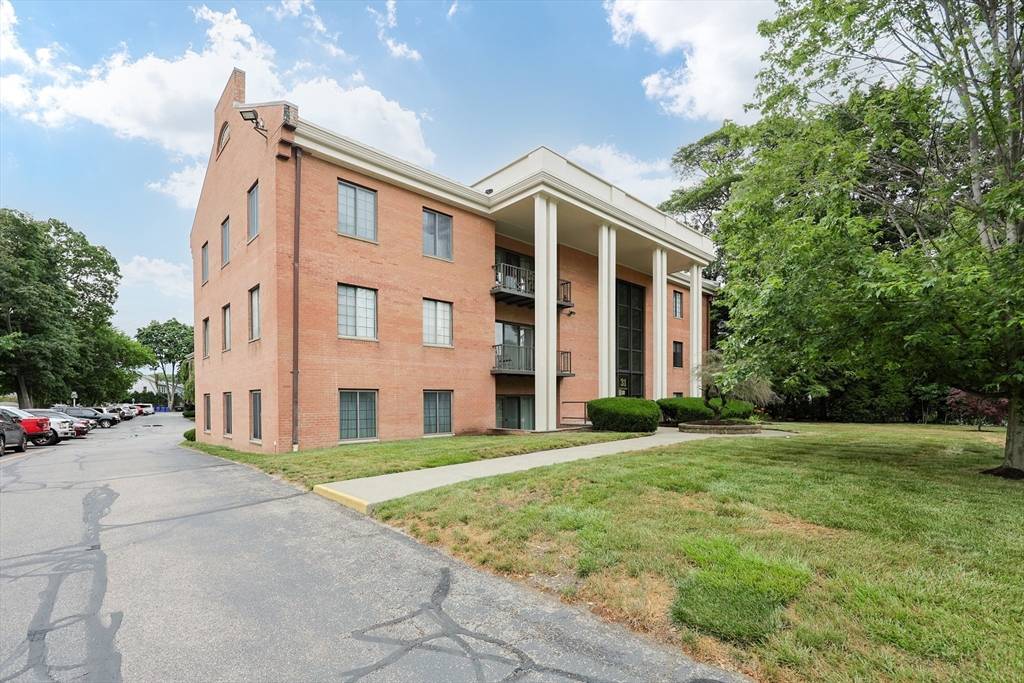 Taunton, MA 02780,31 Church Green #101