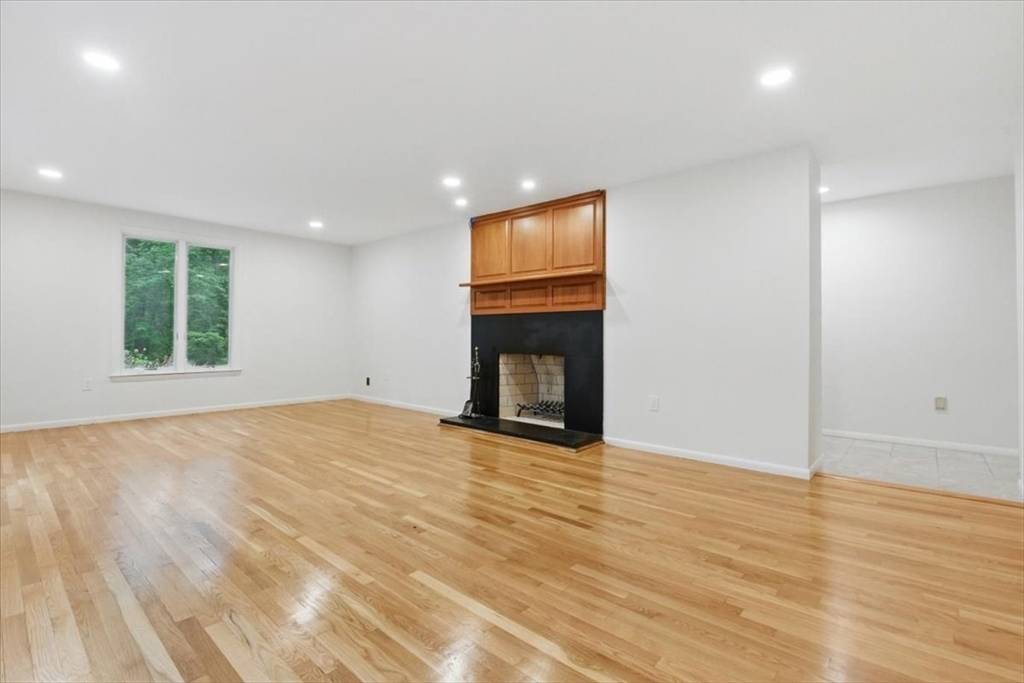 Weston, MA 02493,183 Kings Grant Rd