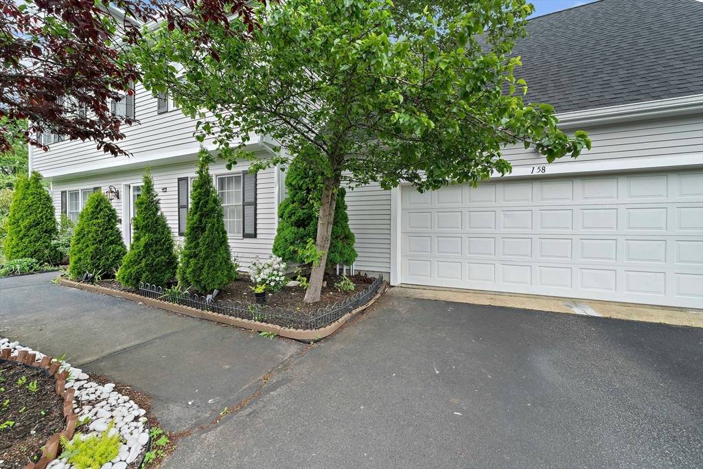 Walpole, MA 02081,158 Clear Pond Dr #158